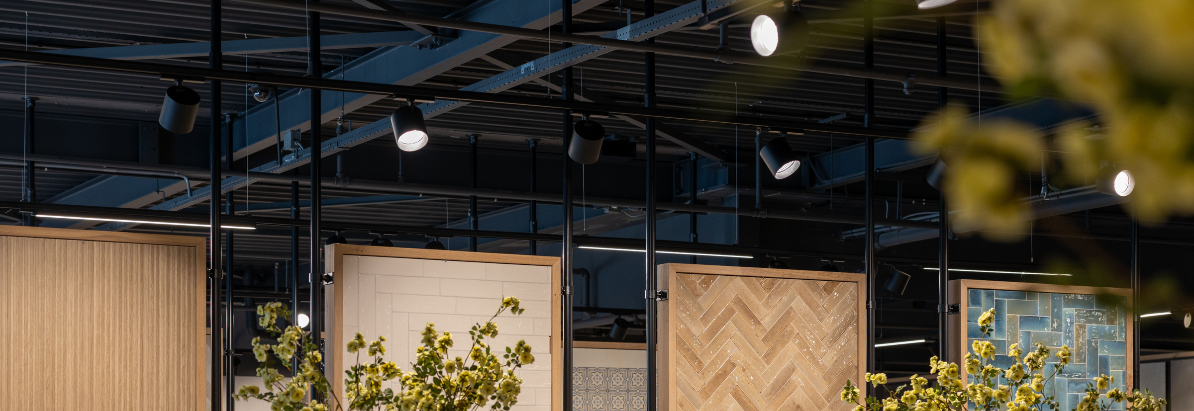 3-fase spanningsrail met verschuifbare railspots in een retailomgeving