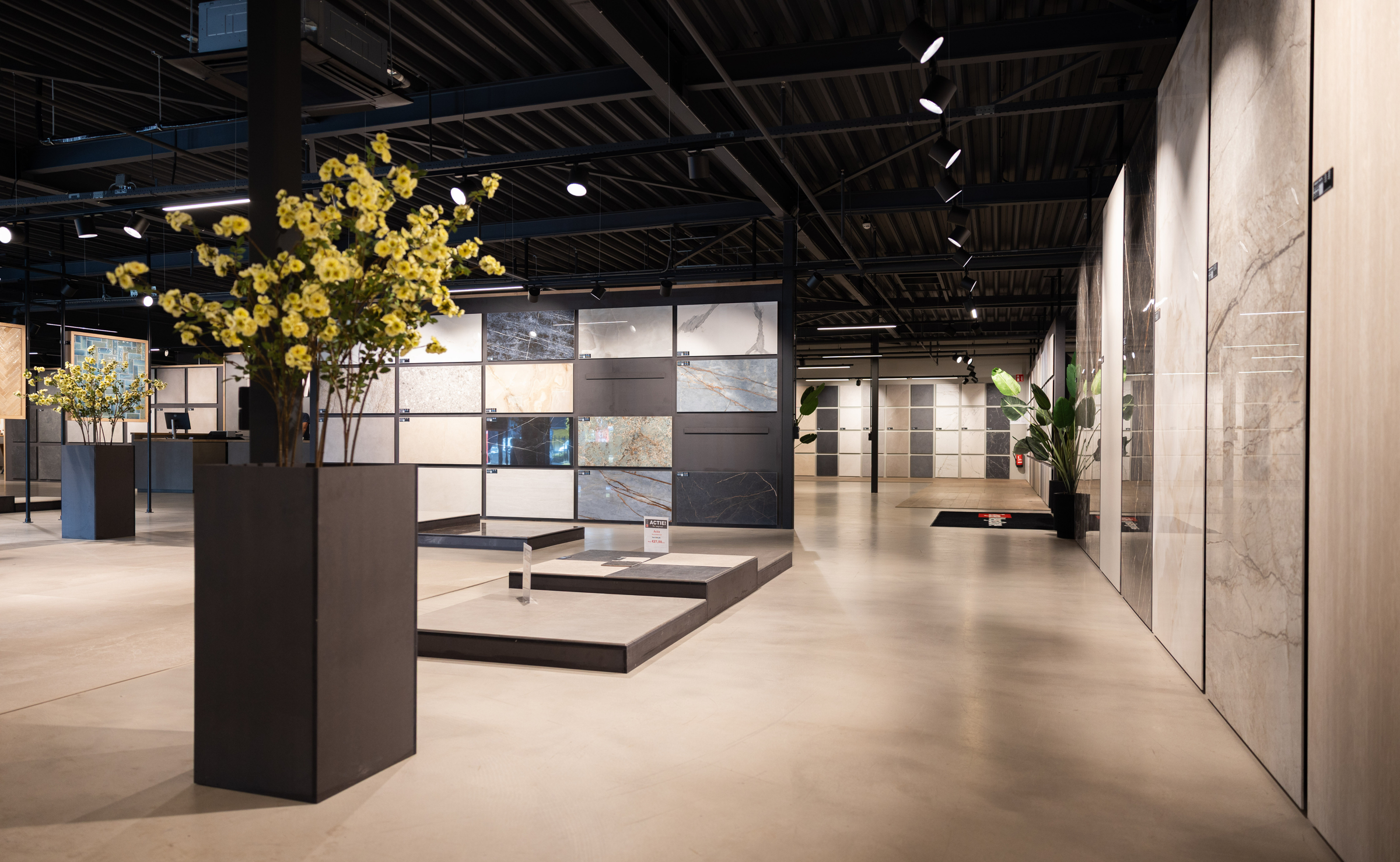 Showroom verlicht met 3-fase railspots boven productdisplays