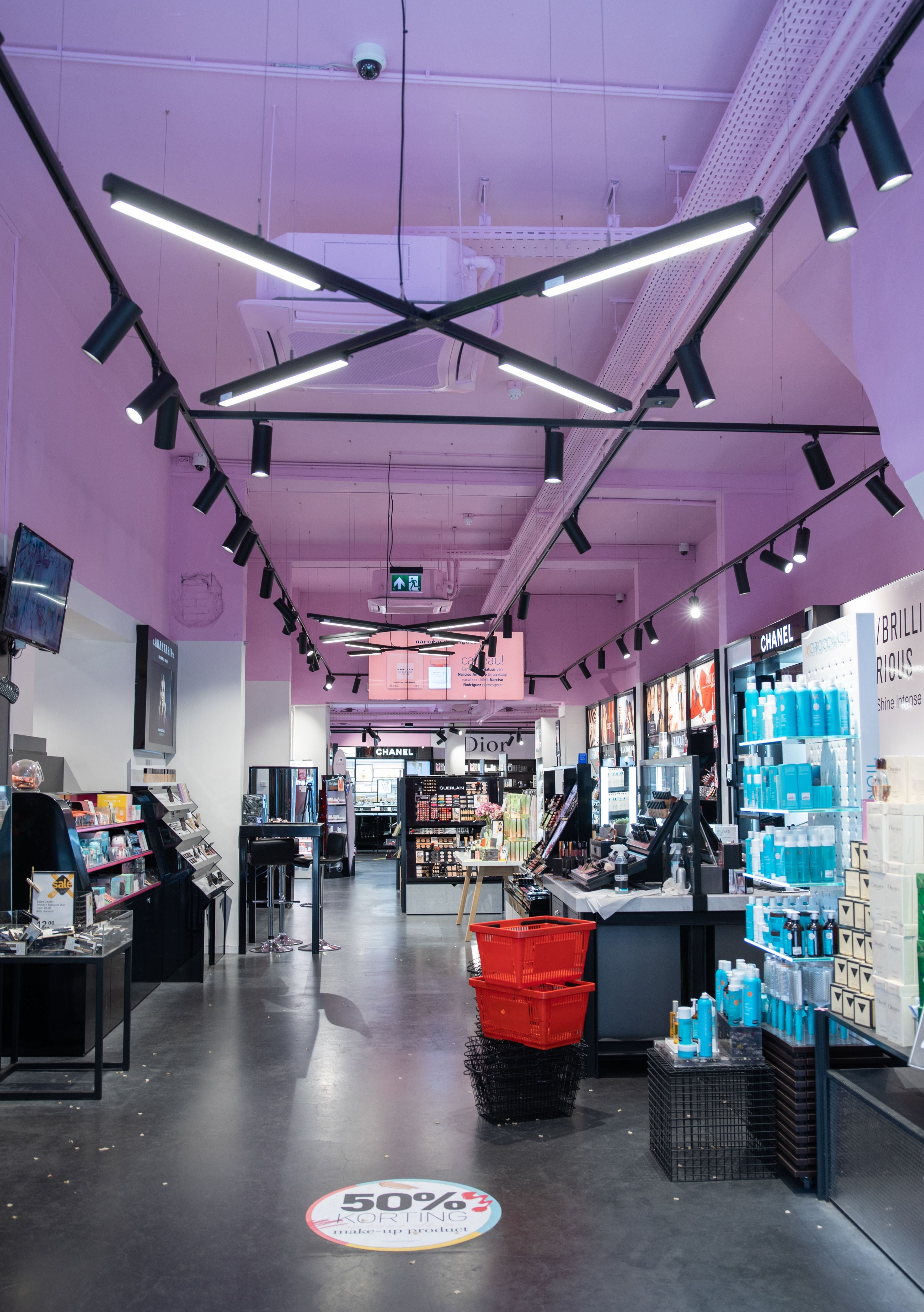 Winkelinterieur met LED-trackverlichting en paarse plafondverlichting