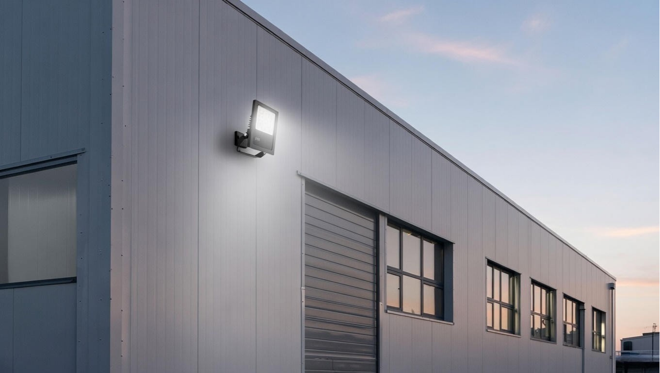 Industriële hal met LED-panelen