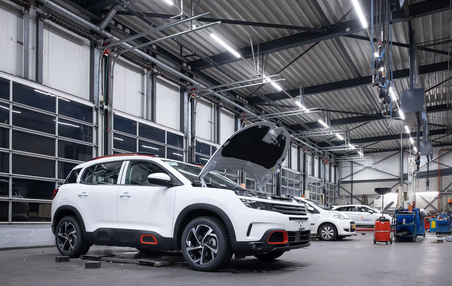 LED verlichting in werkplaats metaalbewerking
