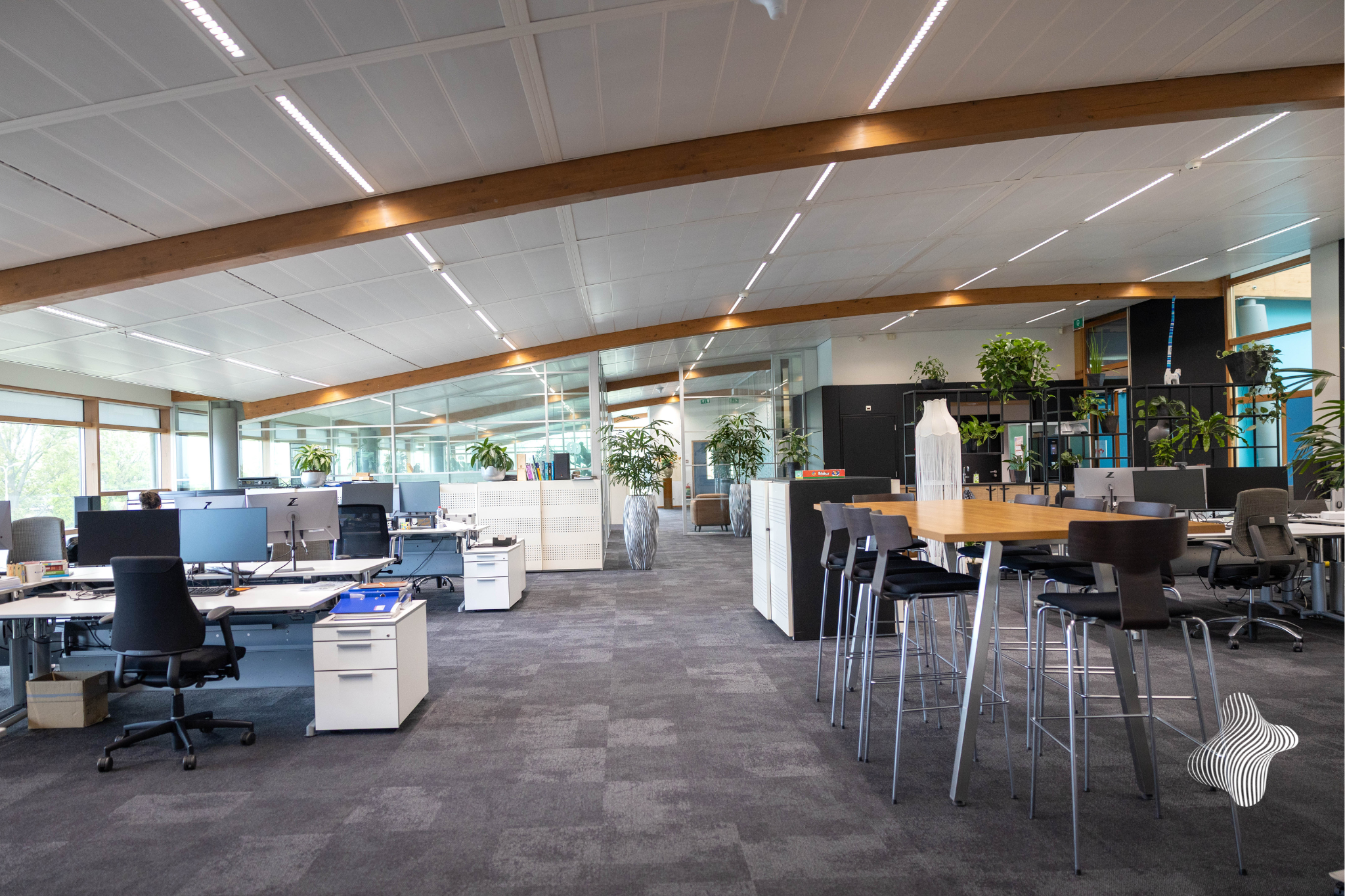 Industriële hal met LED-panelen