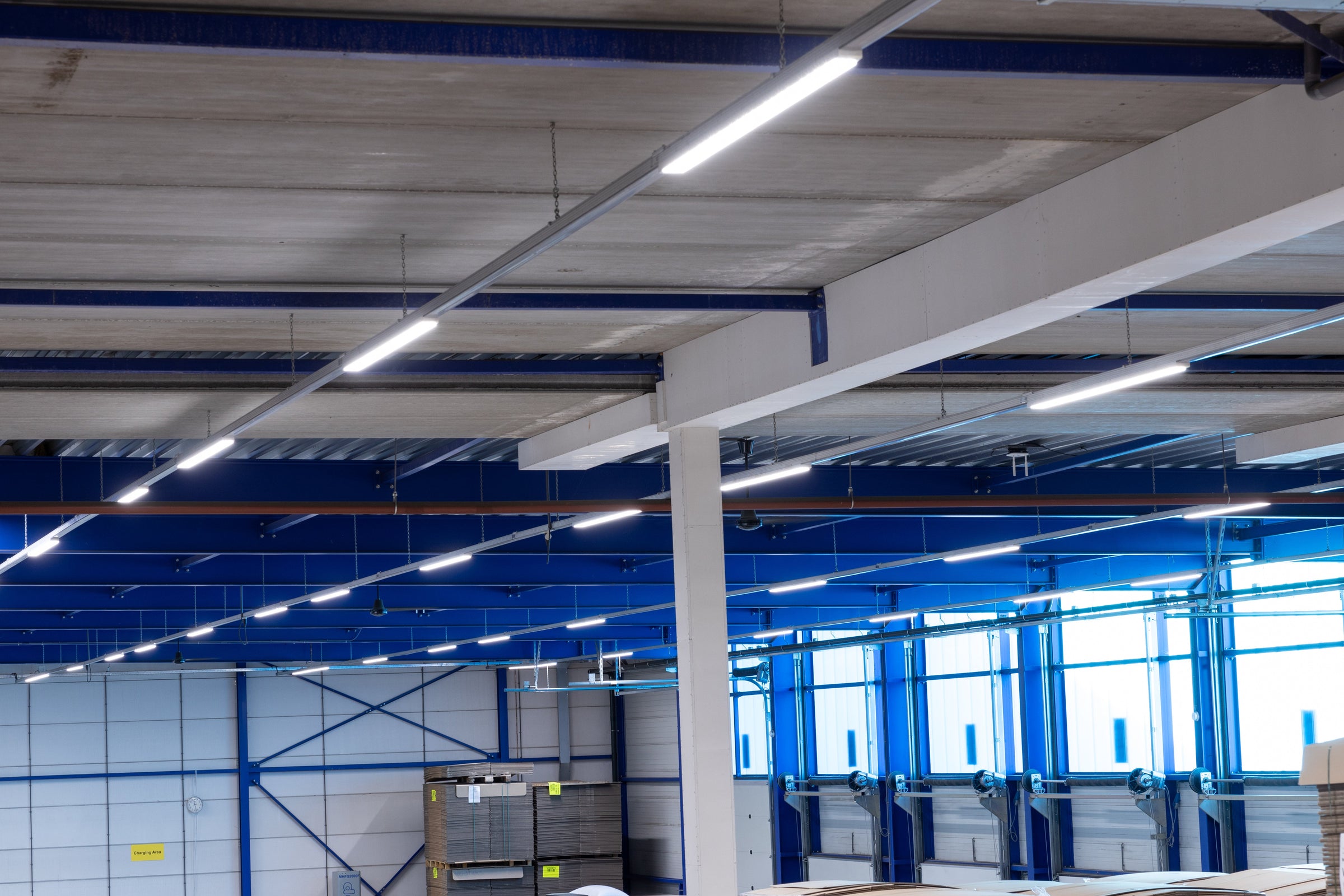 LED TL-lamp armatuur in industriële omgeving, retrofit en nieuwbouw vergelijking voor installateurs