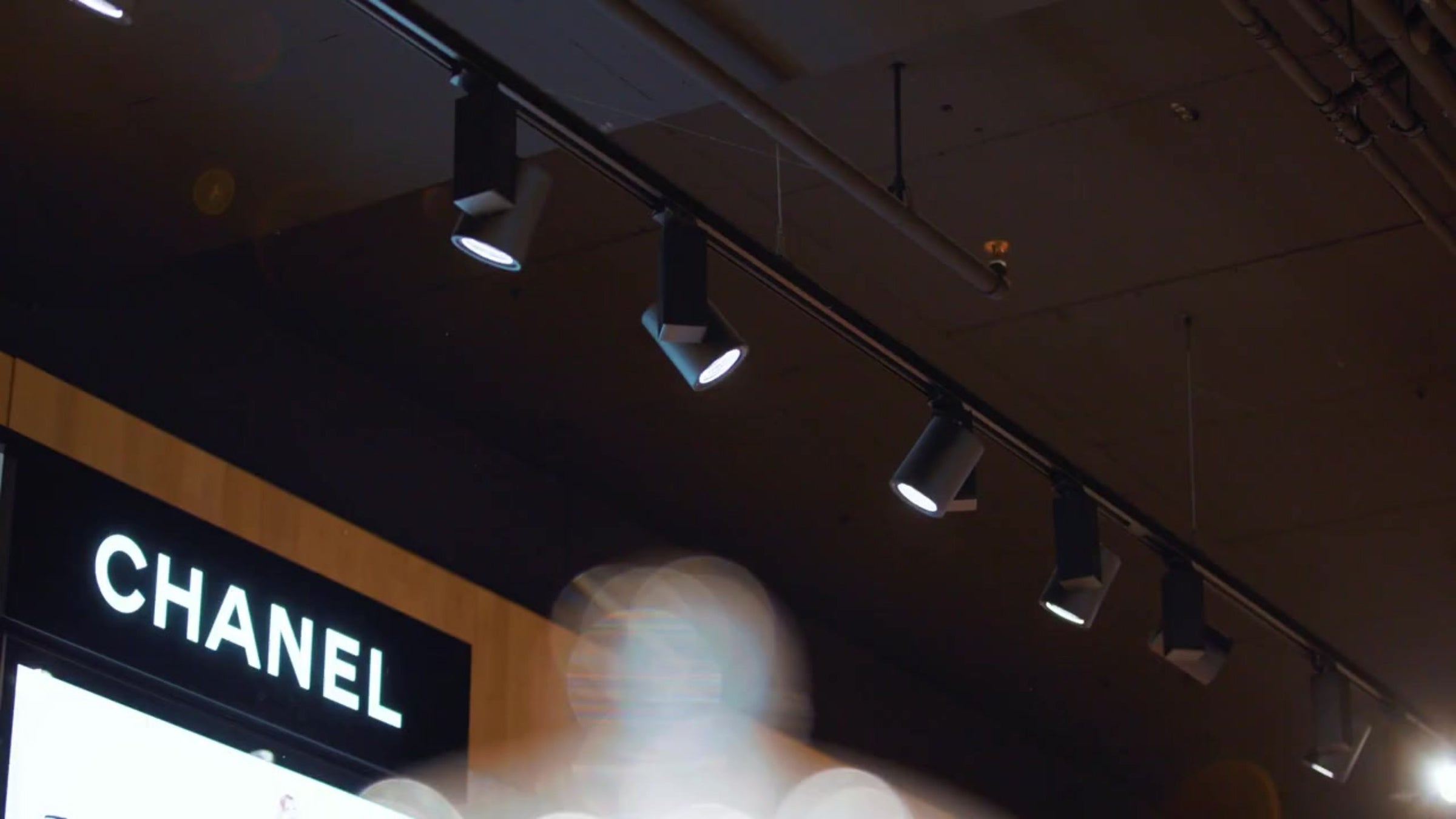 Industriële hal met LED-panelen