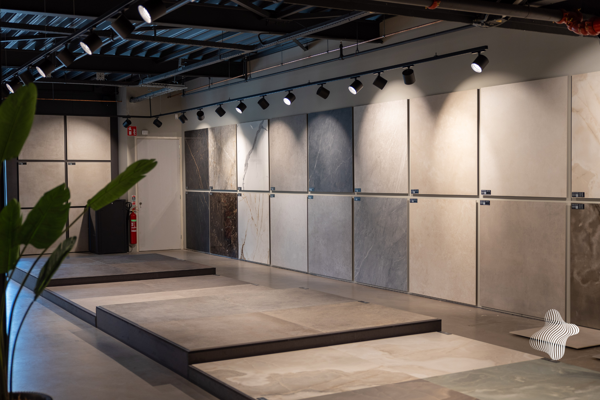 Industriële hal met LED-panelen