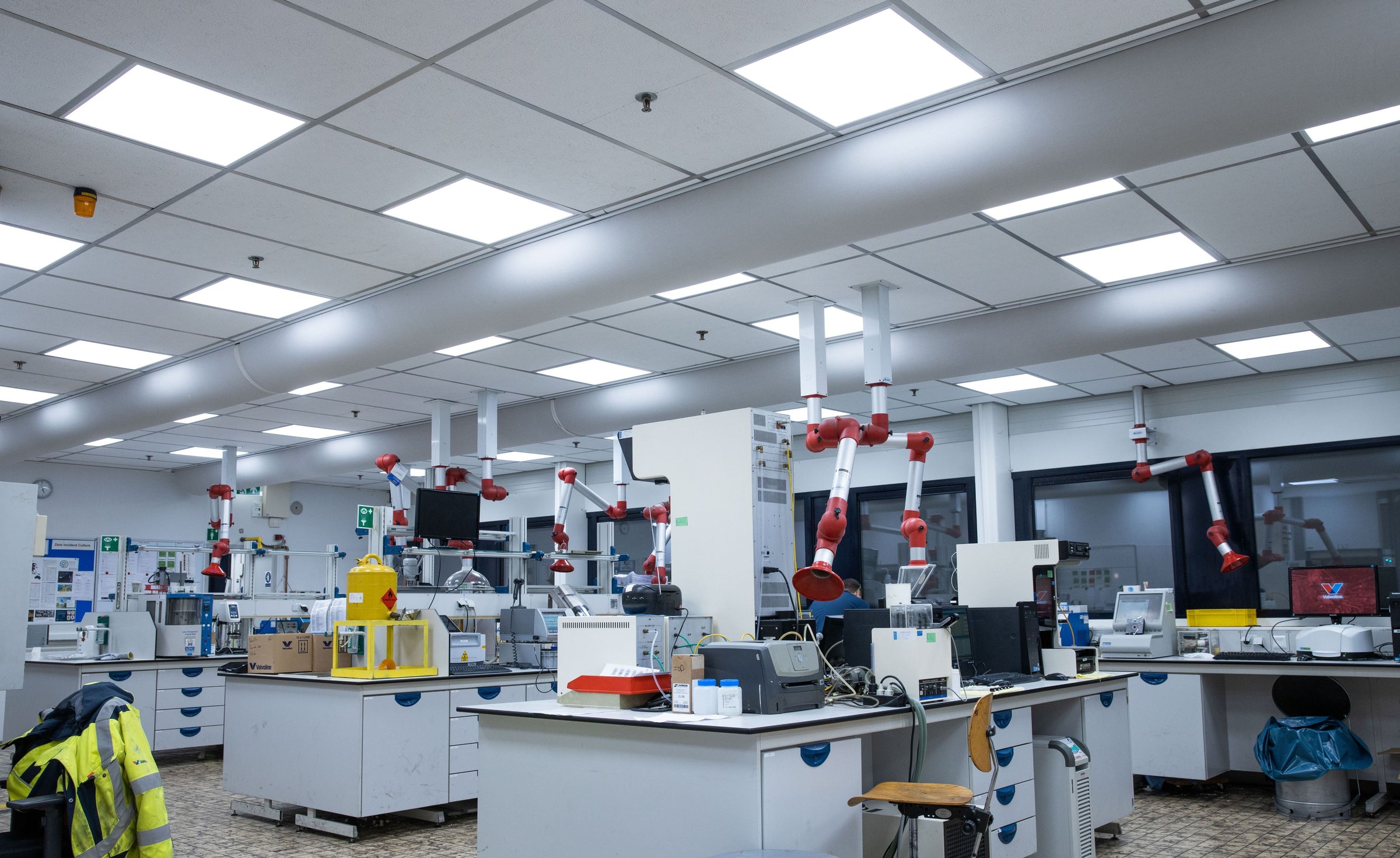 Industriële hal met LED-panelen