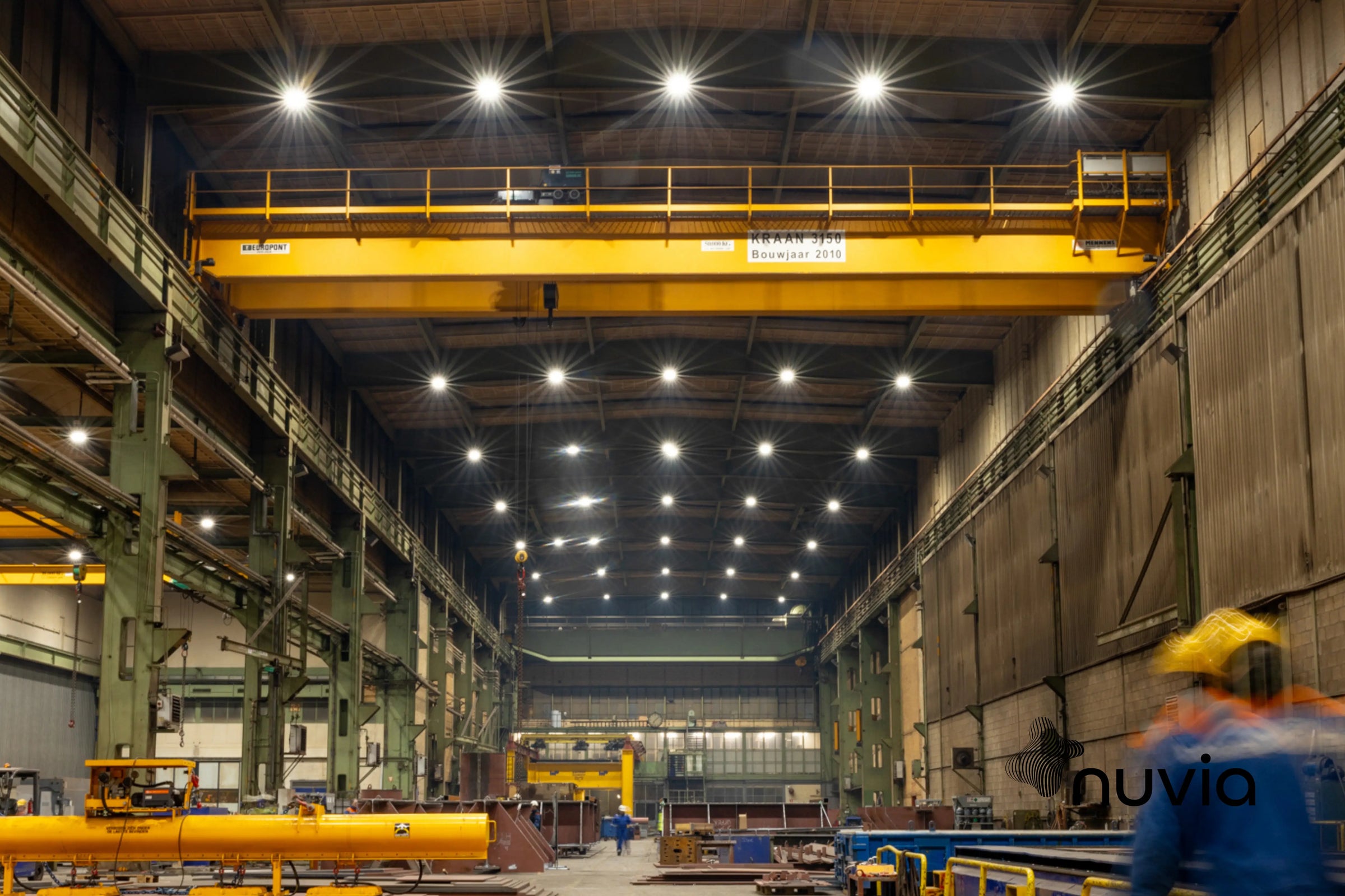 Industriële hal met LED-panelen